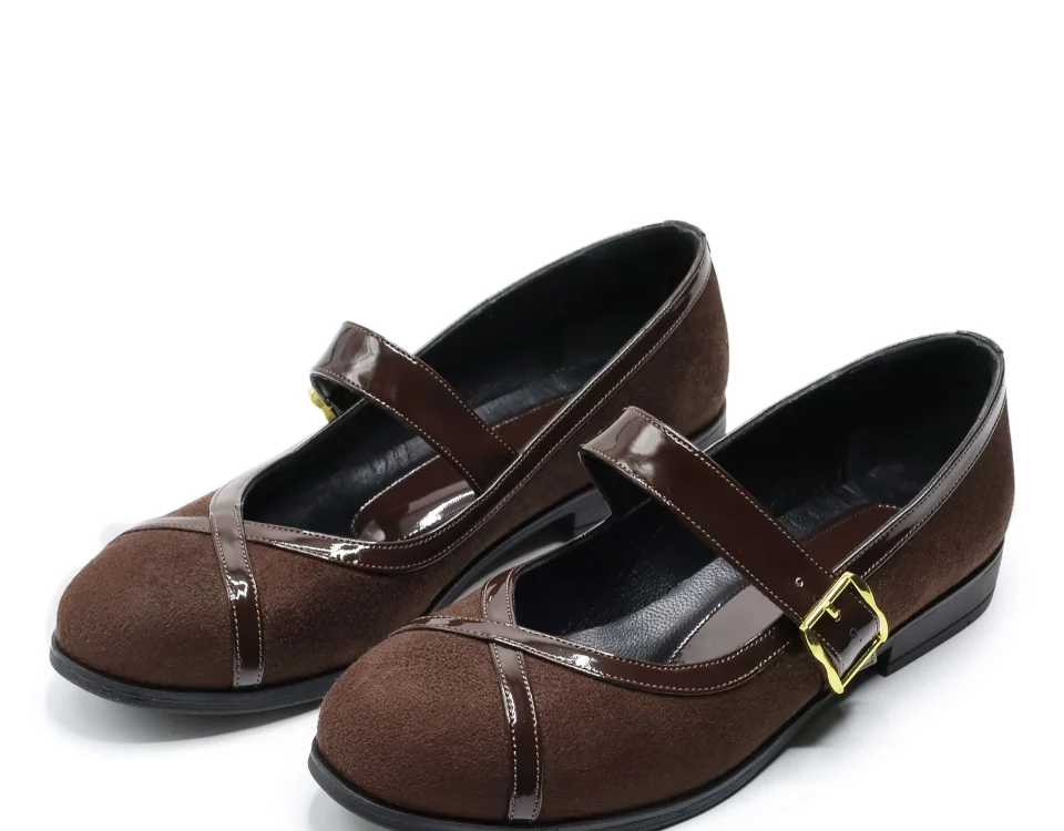 AS990 kahve süet kadın babet, 40-44 numara büyük numara kadın kullanıcılar için mikrofiber dış yüzey, hakiki deri iç yapı, bağcıksız kullanım ve rahat geniş kalıpla hazırlanan yazlık kadın ayakkabısıdır.